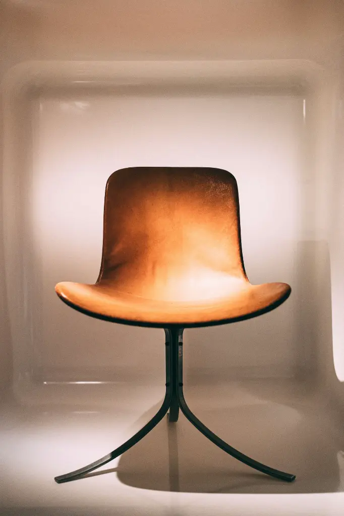 CHAISE EN CUIR